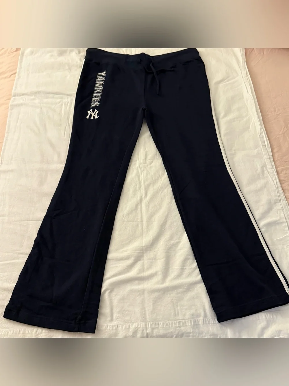 New York Yankees black cotton sweatpants with white stripes and logo, size S